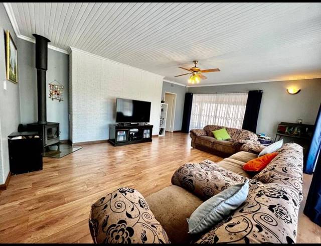 5 BEDROOM HOUSE FOR SALE IN GLENVISTA